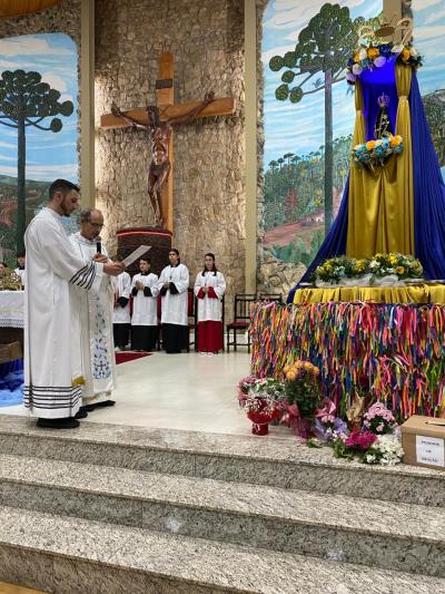 Padre Joaquim preside o oitavo dia da Novena em honra a Nossa Senhora Aparecida em Laranjeiras do Sul
